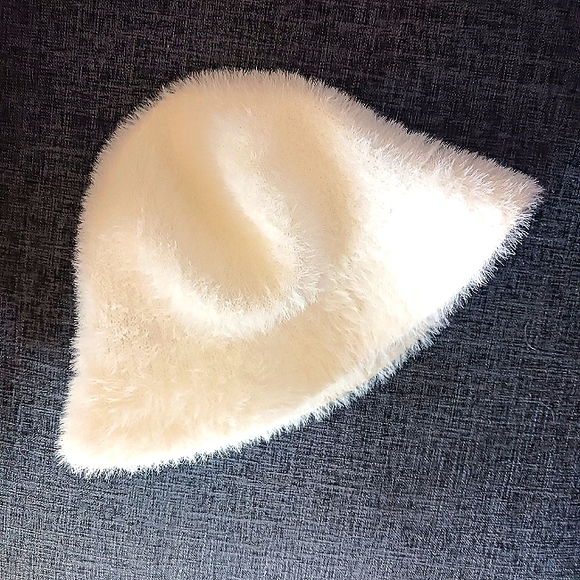 CREAM WHITE HAT soft fuzzy one size winter bucket cloche Like New faux angora - Picture 2 of 6